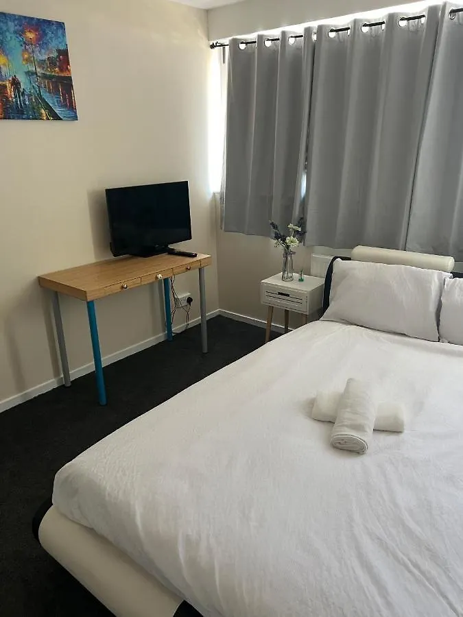Stunning 3 Bedroom Property- Large Rooms London Homestay